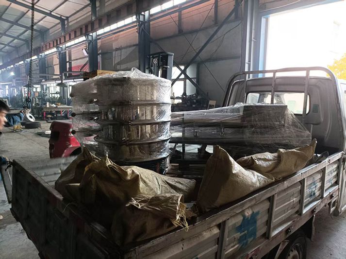 旋振篩、電磁給料機、硅膠軟連接發貨